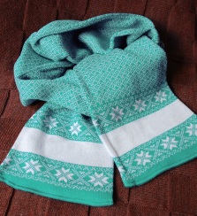 Комплект шапка и шарф вязаный жаккард зеленый с белым орнамент п/шерсть