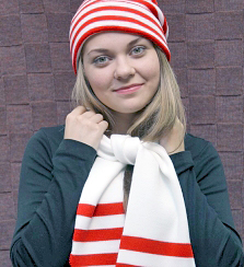 Вязаные шапка, шарф белые с красной полоской