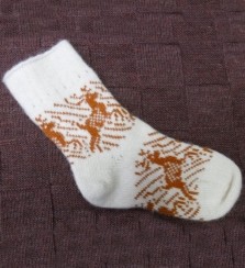 Вязаные носки из шерсти с оранжевыми оленями