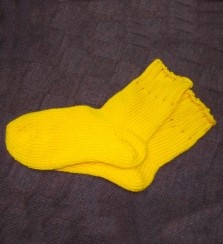 Вязаные носки из акрила желтые
